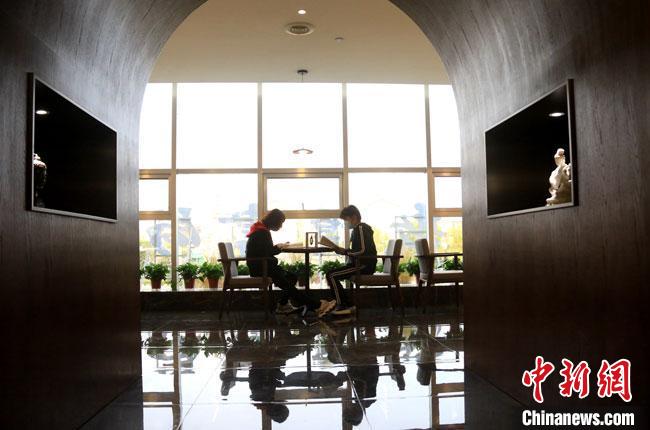 敦煌書局旨在為讀書愛好者提供優(yōu)美的學(xué)習(xí)環(huán)境，更好地學(xué)習(xí)傳承弘揚敦煌文化，引領(lǐng)敦煌文化生活新方式?！垥粤?　攝