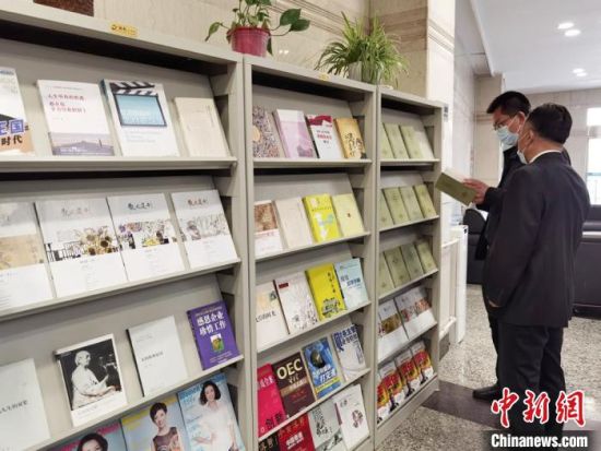 圖為國(guó)網(wǎng)甘肅電力黨校的職工書架?！⌒煅?攝