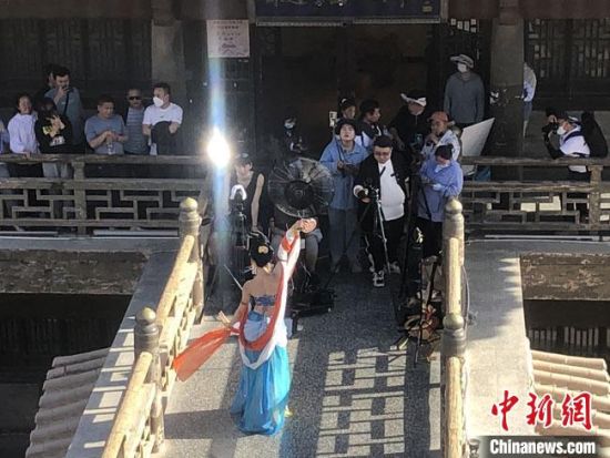 圖為5月以來，“奧大?！敝辈ガF場引游客圍觀?！《鼗褪形麄鞑抗﹫D