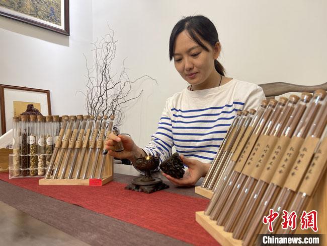 圖為魯雯展示燃香禮儀。　高瑩 攝