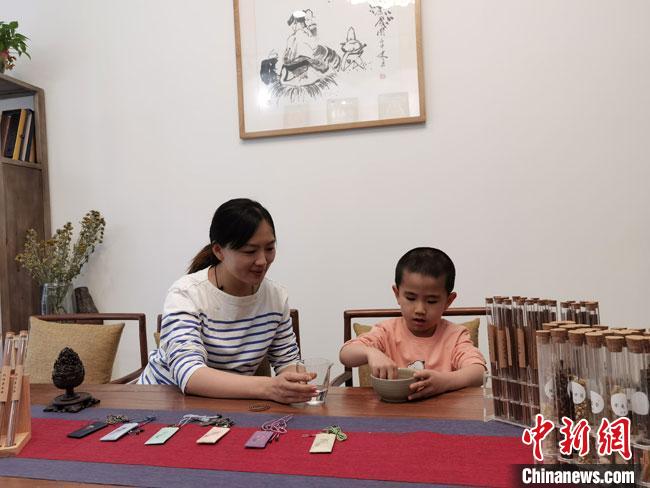 圖為魯雯為小學(xué)員授課和培訓(xùn)?！●T志軍 攝