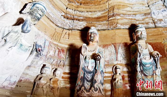 北石窟寺窟內(nèi)造像因受水顯得斑駁。　艾慶龍 攝