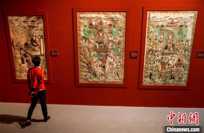 現(xiàn)場(chǎng)展出的壁畫(huà) 張暢 攝