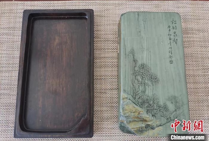 圖為甘肅甘南州洮硯藝人為提升洮硯文化內(nèi)涵，制作“一盒一拓”成品展示。(資料圖) 張婧 攝