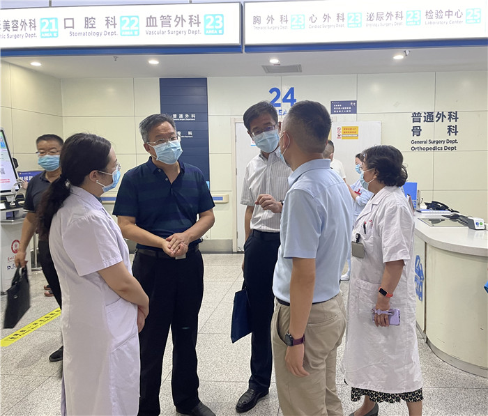 7月12日，甘肅省紀(jì)委監(jiān)委派駐省衛(wèi)健委紀(jì)檢監(jiān)察組紀(jì)檢監(jiān)察干部在蘭大二院門(mén)診開(kāi)展疫情防控監(jiān)督檢查。魏雪 攝.jpg