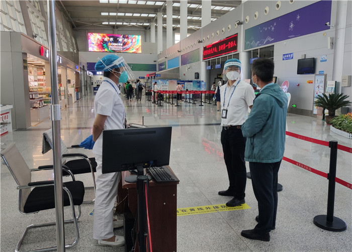 7月15日，金昌市金川區(qū)紀(jì)委監(jiān)委駐區(qū)委政法委紀(jì)檢監(jiān)察組在金昌機(jī)場(chǎng)監(jiān)督檢查疫情防控措施落實(shí)情況。王曉梅攝.jpg