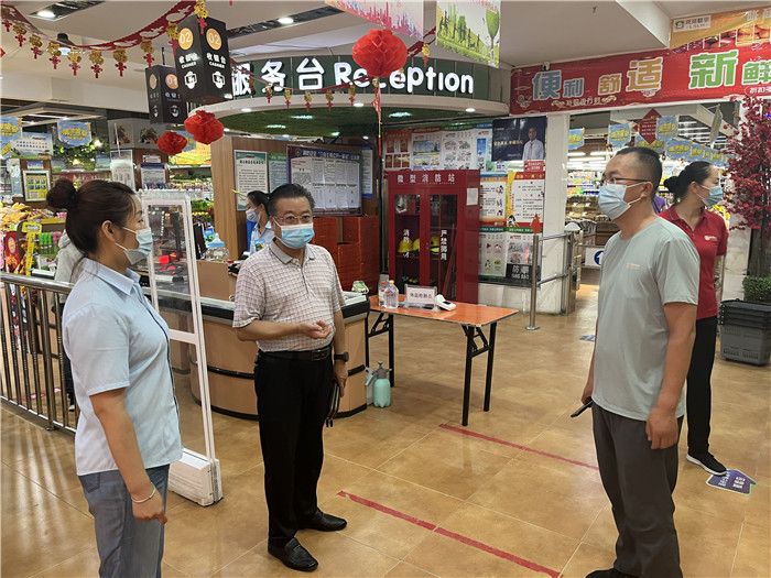 7月15日，酒泉市玉門(mén)市疫情防控督查組在隴商聯(lián)華超市監(jiān)督檢查疫情防控措施落實(shí)情況。 .jpg