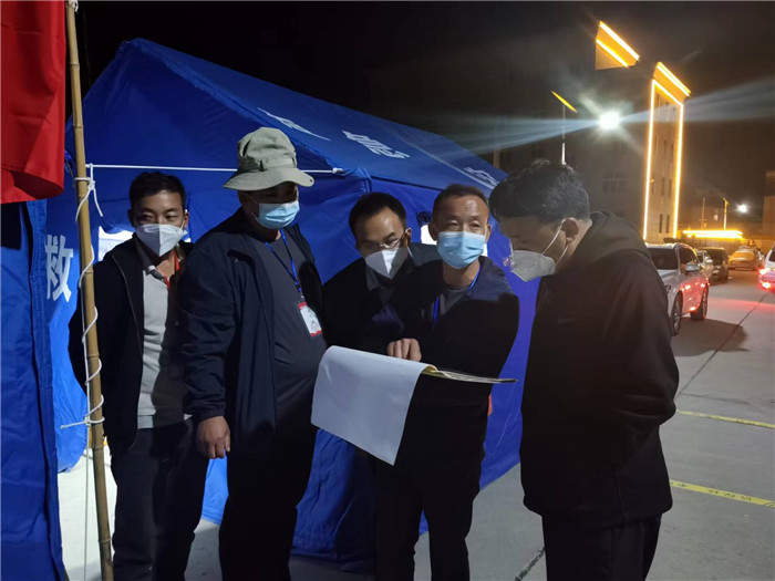 7月19日，甘南州瑪曲縣紀(jì)委監(jiān)委督查組在德吉小區(qū)卡點(diǎn)督導(dǎo)疫情防控工作。仲海濤 攝.jpg