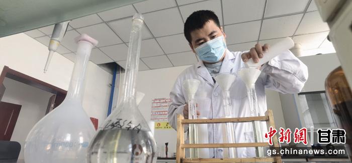 圖為甘肅科技集團(tuán)化工研究院有限責(zé)任公司工作人員正在做實(shí)驗(yàn)。魏建軍 攝