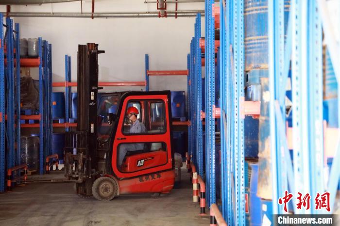 圖為甘肅省危險(xiǎn)廢物處置中心危險(xiǎn)廢物儲(chǔ)存庫(kù)?！∥航ㄜ?攝