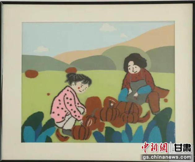 嘉峪關(guān)市新城鎮(zhèn)新城村農(nóng)業(yè)產(chǎn)業(yè)園區(qū)內(nèi)，母女兩人在摘南瓜。刺繡 馬艾米乃 繡稿 敬紅霞