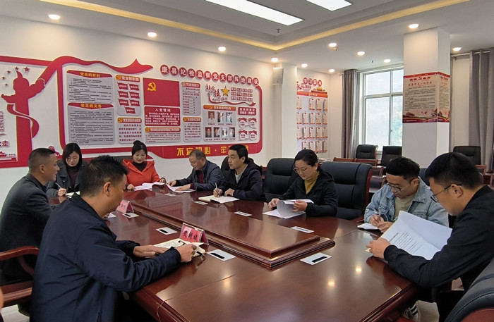10月19日，康縣紀(jì)委監(jiān)委組織部分班子成員，辦公室、信訪室、案管室、審理室、紀(jì)檢監(jiān)察室等相關(guān)工作人員開展黨的二十大報(bào)告專題討論。.jpg
