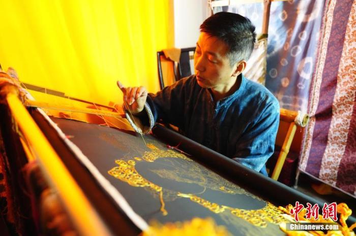 系統(tǒng)性挖掘整理古代敦煌刺繡，是甘肅天水市級非遺代表性項目武山刺繡代表性傳承人劉云帆這兩年最緊要的工作之一。圖為劉云帆在創(chuàng)作富含敦煌刺繡元素的作品。 中新社發(fā) 謝秉錫 攝 