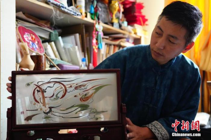 圖為劉云帆展示敦煌元素的刺繡作品。 中新社發(fā) 謝秉錫 攝