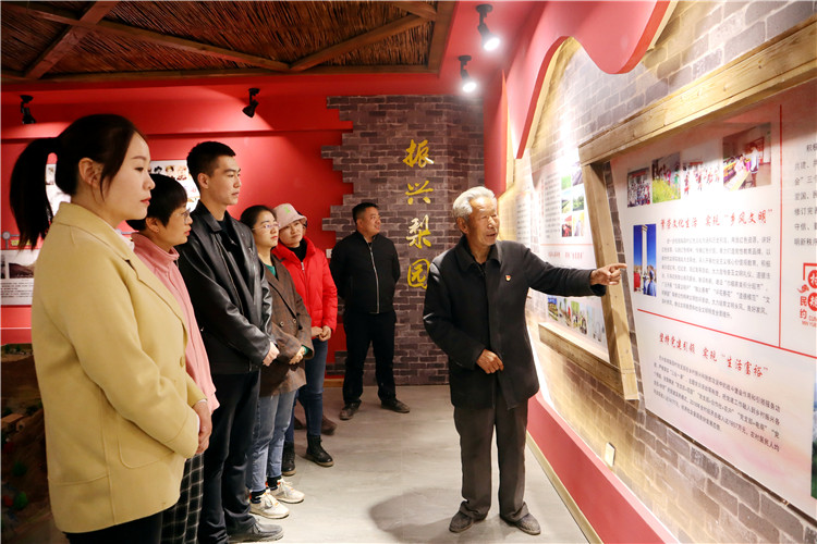 臨澤縣倪家營(yíng)鎮(zhèn)梨園村老支書(shū)科保元在紅色記憶館向青年干部講述紅西路軍在梨園口浴血奮戰(zhàn)的故事.JPG