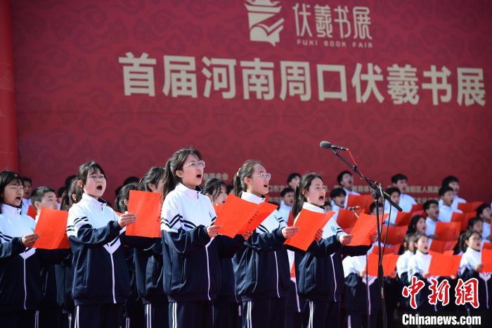 圖為學(xué)生們在開幕式上誦讀經(jīng)典?！×赫赵?攝