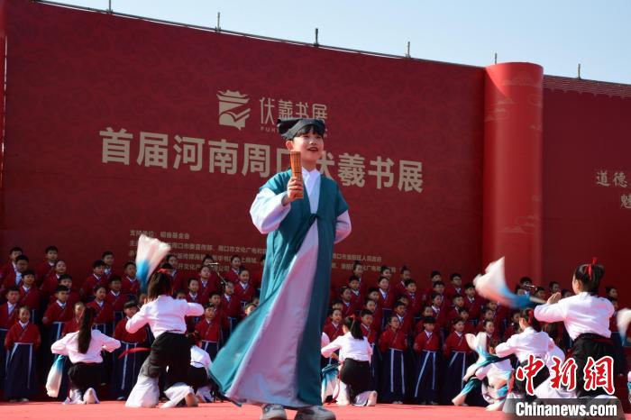 圖為學(xué)生們在開幕式上誦讀經(jīng)典?！×赫赵?攝