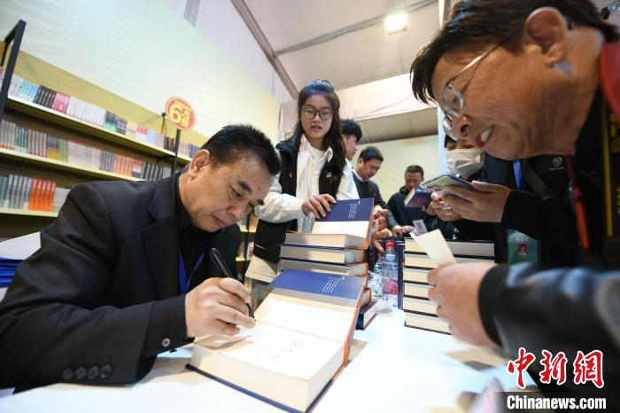 圖為作家王躍文現(xiàn)場簽名售書?！×赫赵?攝