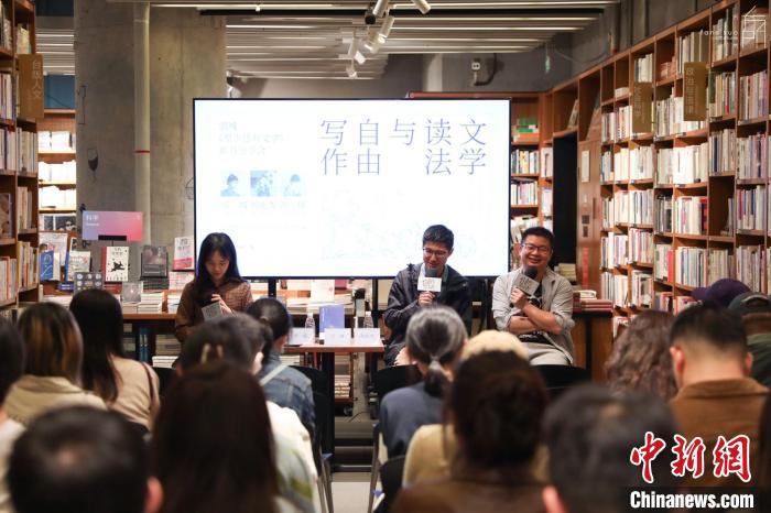 《至少還有文學(xué)》推出：在今天，我們?yōu)槭裁催€需要文學(xué)？