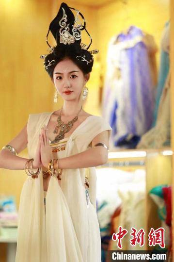 圖為身著“飛天裝”的敦煌大漠“逐舞者”奧楠。(資料圖) 敦煌市委宣傳部供圖