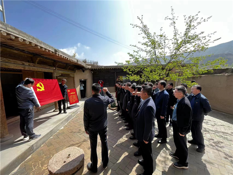圖為臨夏州紀(jì)委監(jiān)委組織黨員干部在東鄉(xiāng)縣布塄溝黨史教育基地開展革命教育活動，賡續(xù)紅色血脈、汲取奮進力量、激發(fā)干事熱情。.png