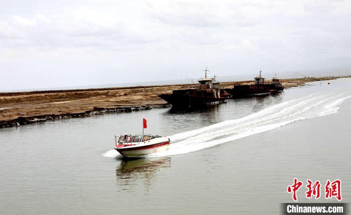 圖為茶卡鹽湖?！⊙Φ?攝