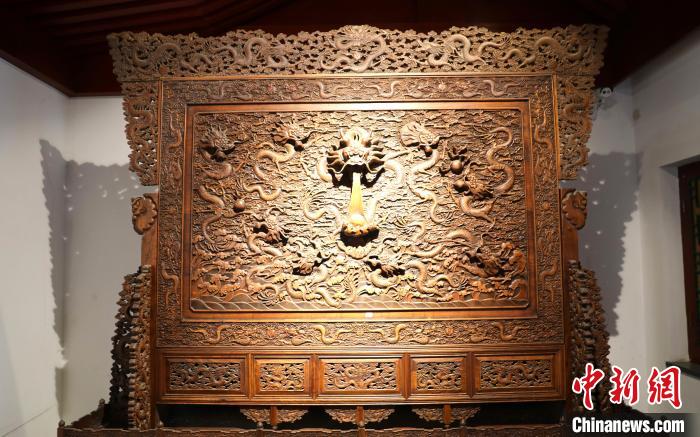 圖為青海永錄民俗博物館內(nèi)珍藏的中式家具?！⊙Φ?攝