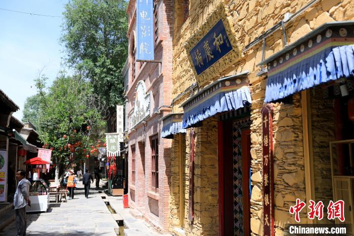 圖為平安驛·河湟民俗文化體驗地的門店。　薛蒂 攝