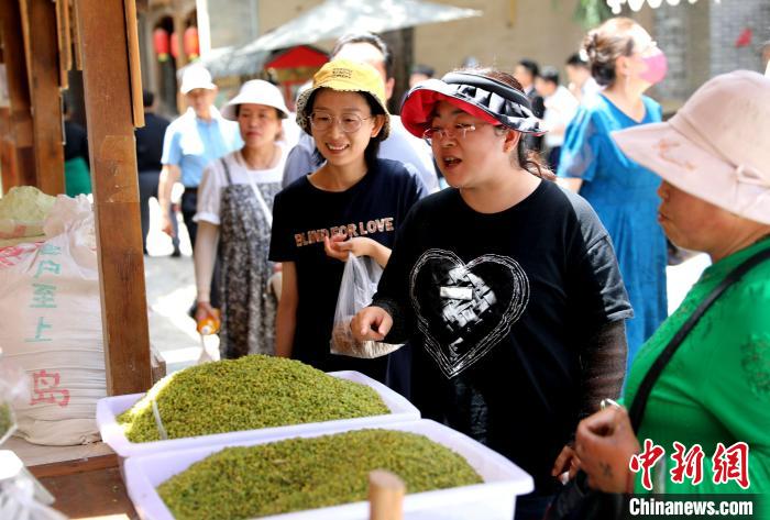 圖為民眾購買青海特色小吃?！⊙Φ?攝