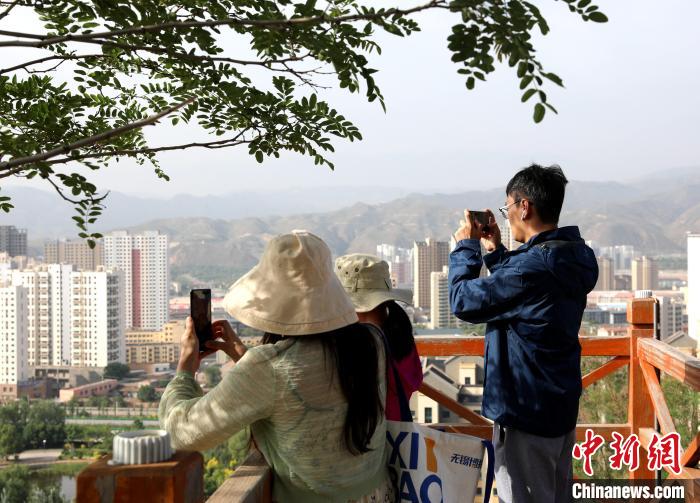 圖為媒體記者登頂朝陽(yáng)山?！⊙Φ?攝