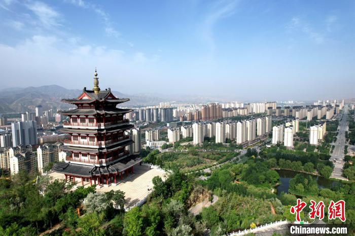 圖為航拍樂(lè)都區(qū)朝陽(yáng)山片區(qū)。　薛蒂 攝