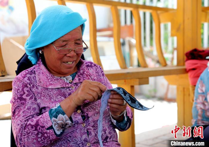 圖為繡娘在土族盤繡園內(nèi)制作盤繡。　薛蒂 攝