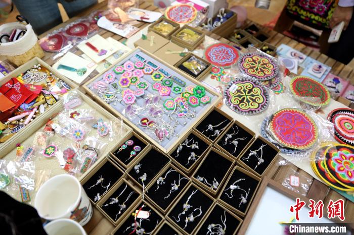 圖為盤繡作品?！⊙Φ?攝