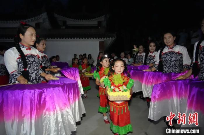 甘肅省西和縣姜席鎮(zhèn)晚霞湖畔，當?shù)孛耖g舉行盛大的乞巧儀式。魏朵朵 攝