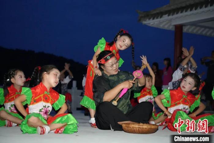甘肅省西和縣小朋友們迎接“巧娘娘”。魏朵朵 攝