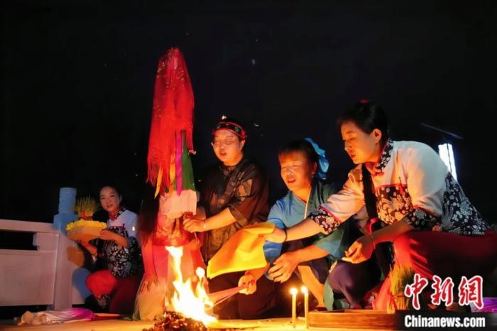 持續(xù)七天八夜的乞巧節(jié)正在西漢水上游的甘肅省西和縣進行。西和縣姜席鎮(zhèn)晚霞湖畔，民眾“巧頭”點蠟、炷香、焚裱紙、跪拜，準備將“巧娘娘”請進院。魏朵朵 攝