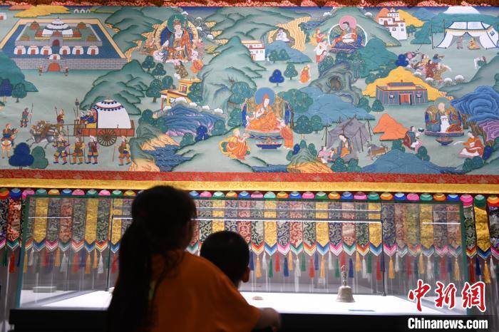 8月20日，兩名小觀眾參觀大型歷史題材卷軸唐卡“涼州會(huì)盟”?！〈魑牟?攝