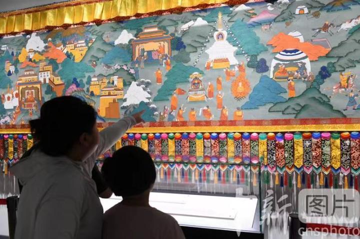 圖為觀眾觀看唐卡《涼州會(huì)盟》。 中新社記者 戴文昌 攝