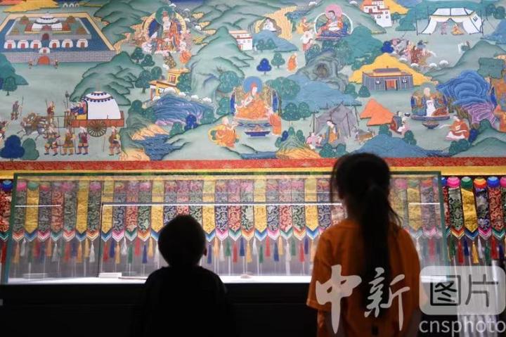 圖為觀眾參觀唐卡《涼州會(huì)盟》。 中新社記者 戴文昌 攝