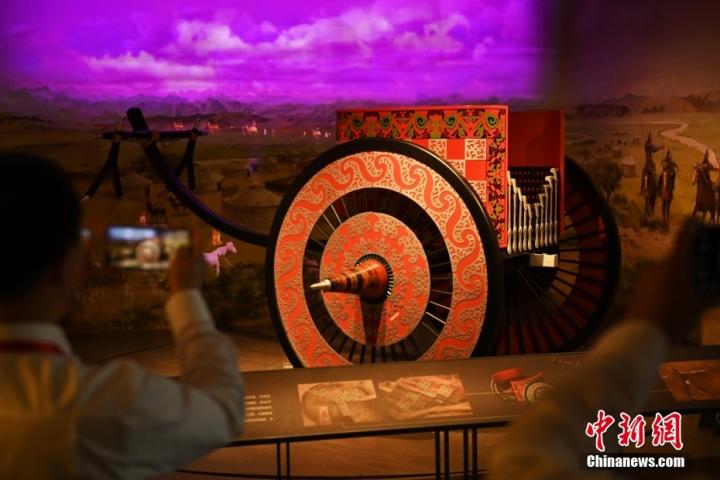 8月16日，甘肅省天水市張家川回族自治縣馬家塬車輿博物館內，游客拍攝等比例的戰(zhàn)國西戎車輿復制品。