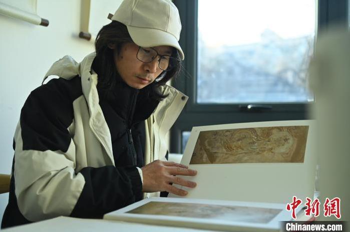 圖為季茂杰研究敦煌文化相關書籍。李亞龍 攝</p>
<p>