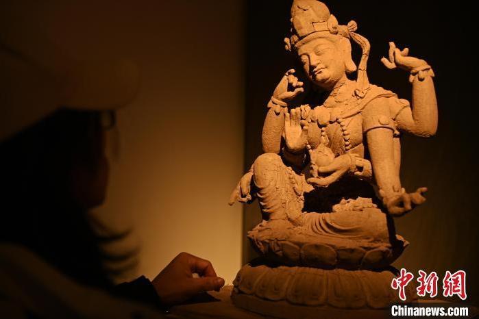 圖為季茂杰觀察自己創(chuàng)作的敦煌木雕。李亞龍 攝