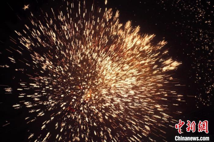 據(jù)悉，“花”與“發(fā)”諧音，取“打花打花，越打越發(fā)”之意?！按蜩F花”不僅蘊(yùn)含著人們祈福納祥的美好愿望，也展現(xiàn)了民間生鐵冶煉傳統(tǒng)技藝的工匠精神。侯奇志 攝