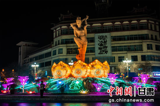 2024年春節(jié)期間，敦煌市中心盤旋路上的反彈琵琶燈組。王斌銀 攝