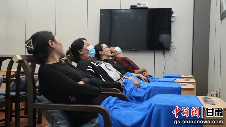 圖為當?shù)鼐用耋w驗藏醫(yī)院診療。卓瑪草 攝