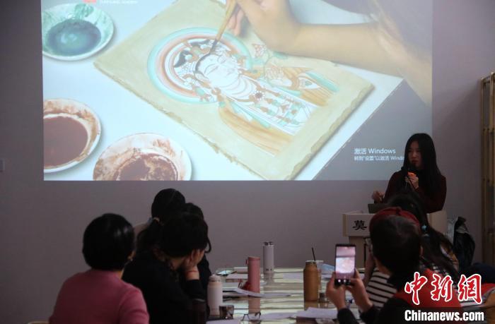 2023年2月，在敦煌研究院莫高學(xué)堂，研學(xué)導(dǎo)師給學(xué)員講授敦煌壁畫臨摹技法。　　張曉亮 攝