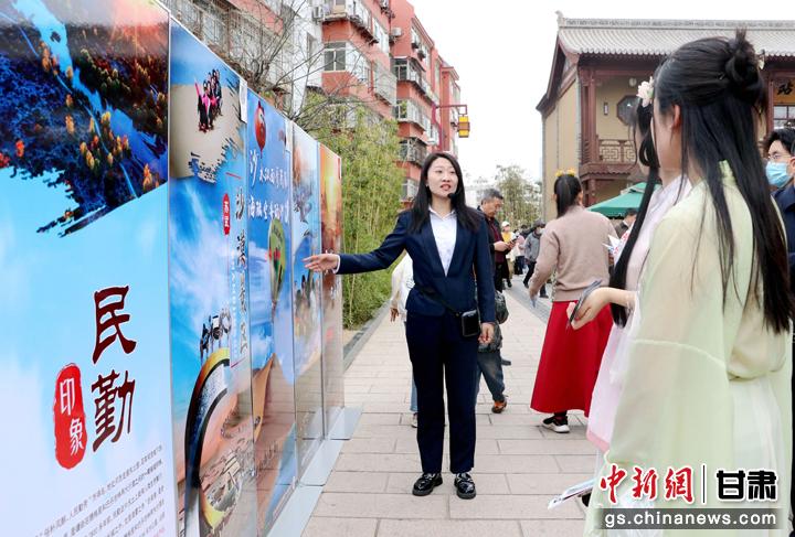 3月下旬，民勤縣在天水啟漢樓廣場舉行推介會，宣傳本地旅游資源和農(nóng)特優(yōu)產(chǎn)品。圖為工作人員向游客介紹民勤自然風(fēng)光、歷史文化。馬愛彬 攝