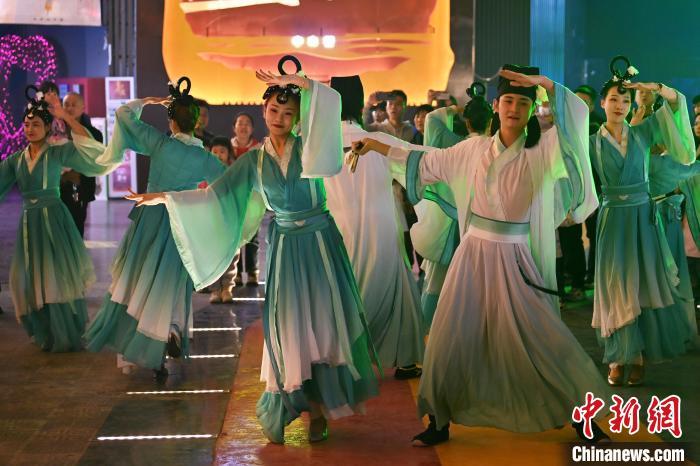 圖為工作人員進(jìn)行舞蹈表演。李亞龍 攝</p><p>