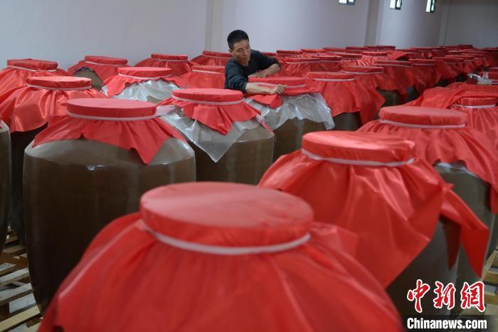 圖為5月10日，工作人員在儲酒庫檢查酒缸密封性。九美旦增　攝