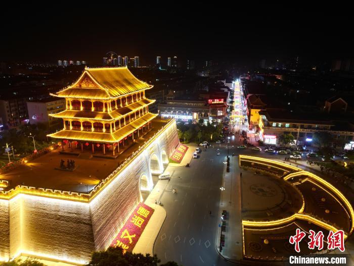 圖為武威市標(biāo)志性建筑涼州古城門燈光亮起。(無(wú)人機(jī)照片) 　戴文昌 攝</p><p>